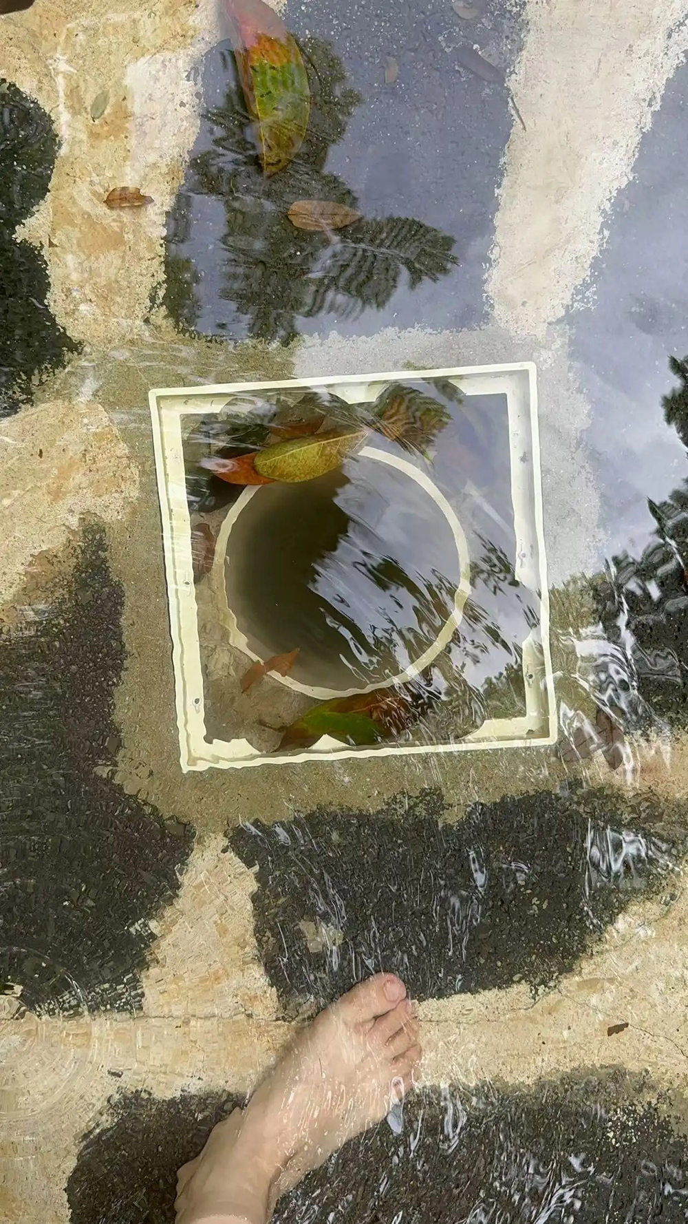 经测量,回水管直径27厘米,深95厘米,成人腿能陷至大腿根部。
