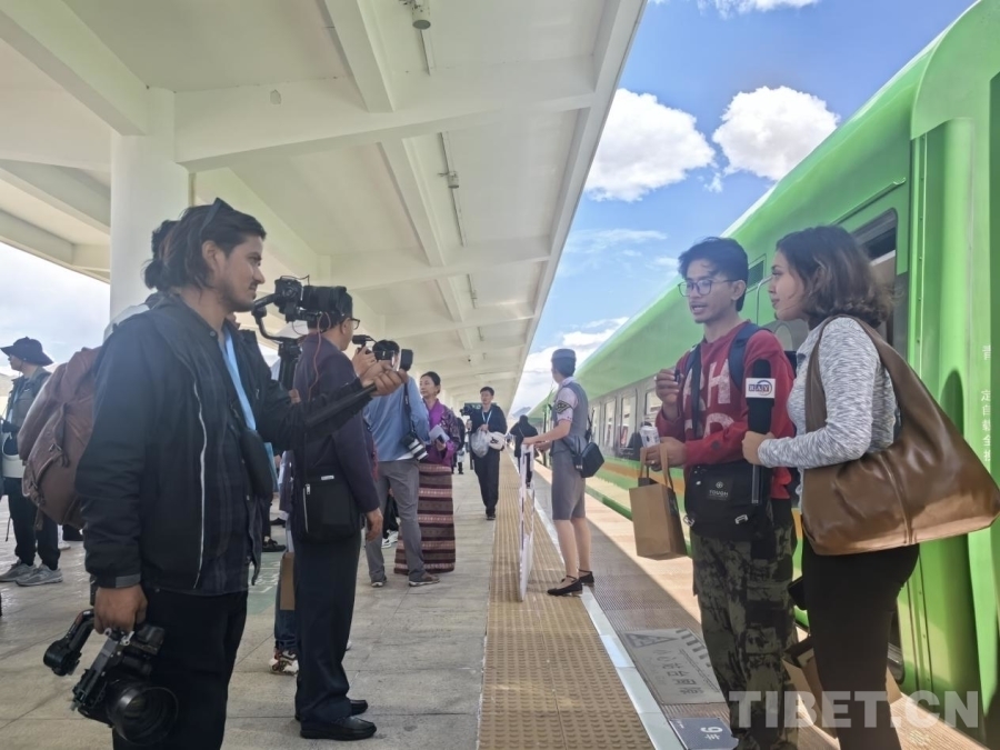 外媒记者在采访。图片来源：中国西藏网