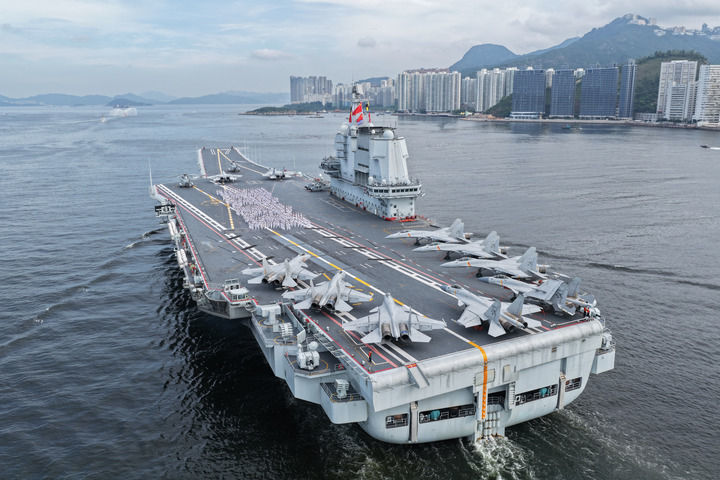 2025年7月3日,中国海军山东舰航母编队抵达香港。这是山东舰官兵在飞行甲板上列队排出“国安家好”字样(无人机照片)。新华社发(蒲海洋摄)