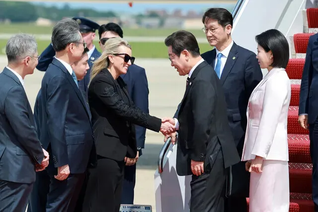 ◆8月24日,韩国总统李在明抵达华盛顿特区开启对美首次访问。美国国务院副礼宾长和韩裔美军上校前来迎接。