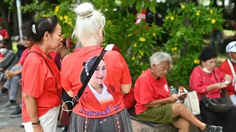 ◆8月29日，佩通坦的支持者在宪法法院外等待结果。
