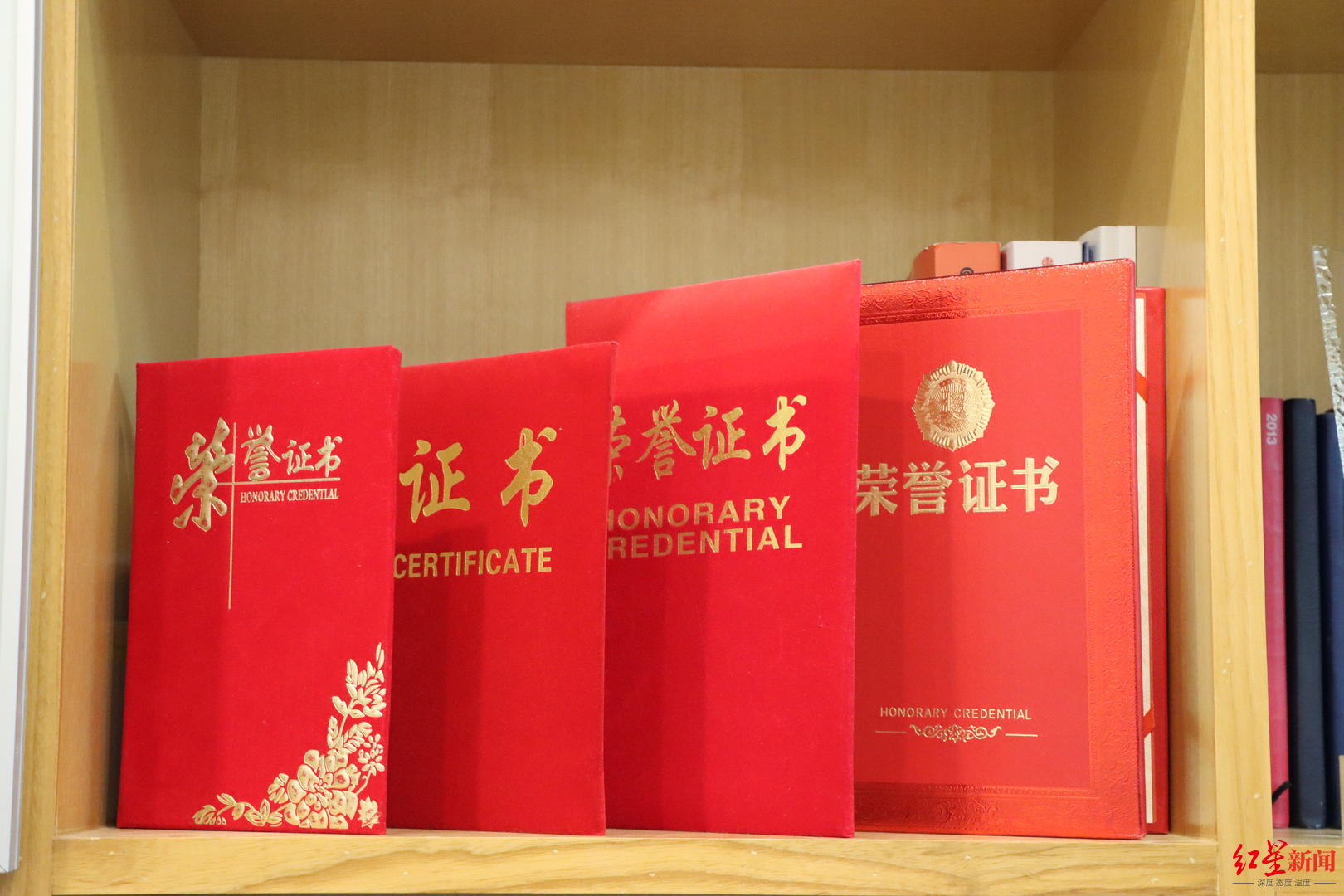 ▲崔丽丽在工作中获得的奖状