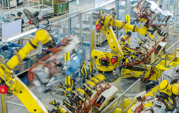 2025年10月9日,浙江省湖州市长兴经济技术开发区一家汽车部件有限公司的技术人员操控工业机器人生产新能源汽车配件(无人机照片)。新华社发(谭云俸摄)