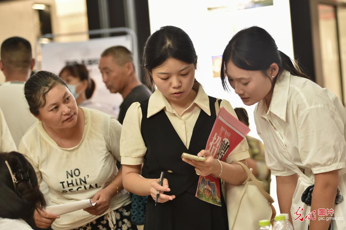 【职引未来】各地聚力攻坚挖潜拓岗 护航毕业生求职路