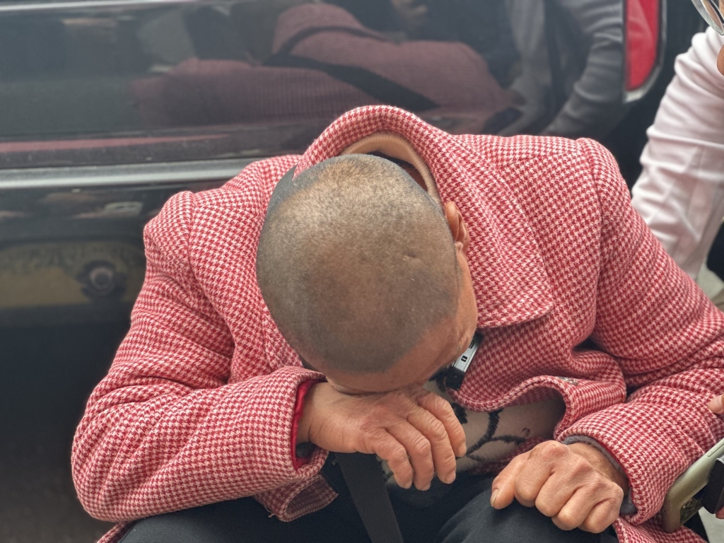 得知易庚华被判死缓,李海玉无法接受,多次失声痛哭。澎湃新闻记者 陈绪厚 图