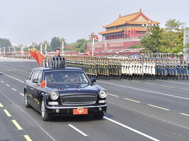 9月3日,纪念中国人民抗日战争暨世界反法西斯战争胜利80周年大会在北京天安门广场隆重举行。这是中共中央总书记、国家主席、中央军委主席习近平检阅受阅部队。新华社记者 李刚 摄