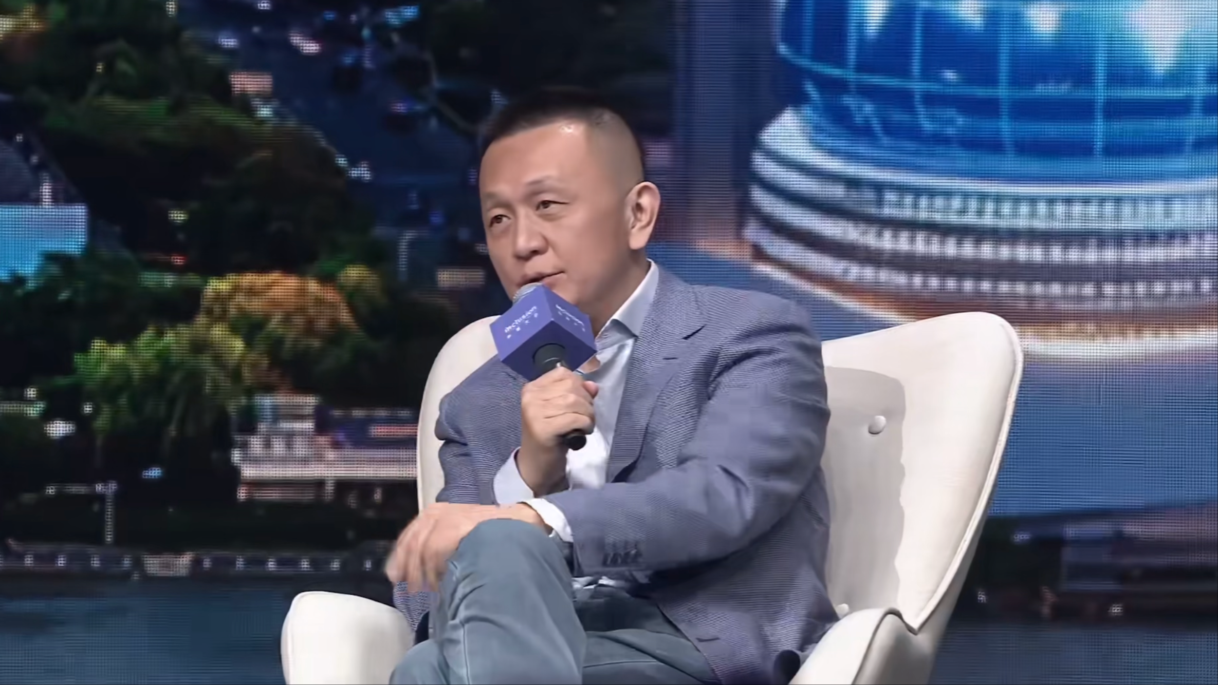 网友推荐给AI大神卡帕西的AI PPT产品，能写、能画、还能帮忙润色，一手体验来了