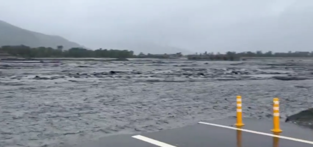 马太鞍溪水位暴涨,便桥已完全被淹没。图源:台湾“东森新闻云”