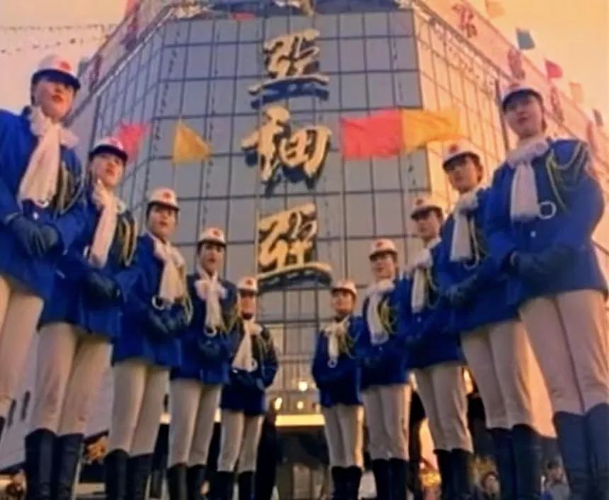 ▲河南郑州亚细亚的礼仪队(图/视频截图)