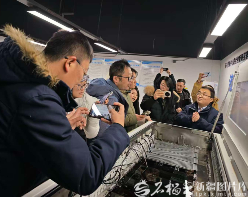 “热雪新疆e起来&middot;一路开‘新’暨第三届新疆公路文化节”网络主题活动网络名人代表，在碳和液冷数据中心了解服务器运行原理。石榴云/新疆日报记者 宋海波 摄