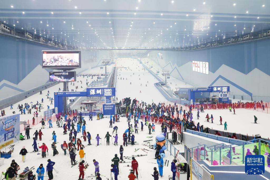 2025年10月7日，滑雪爱好者在深圳&middot;前海冰雪世界内滑雪。新华社记者梁旭摄