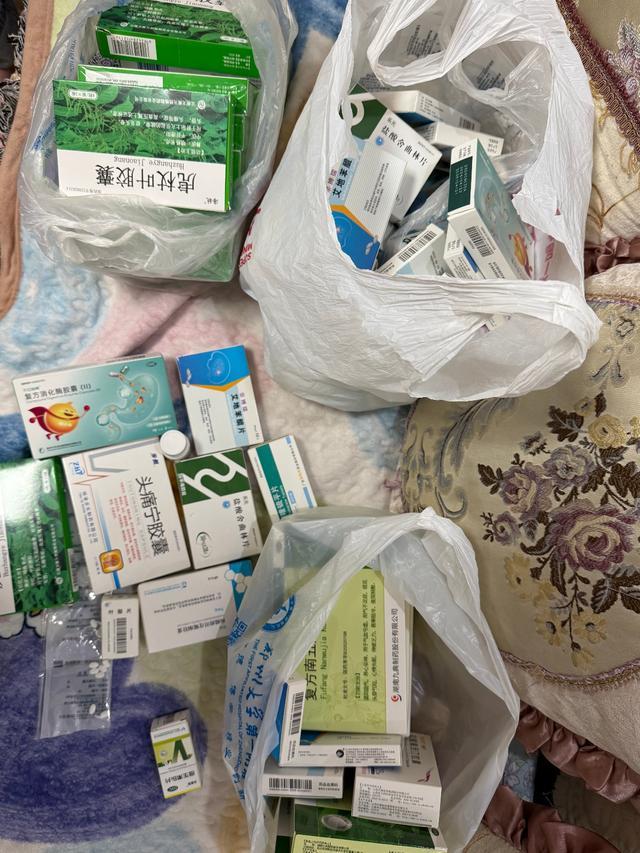 冉冉的藥。圖/九派新聞 秦欣然