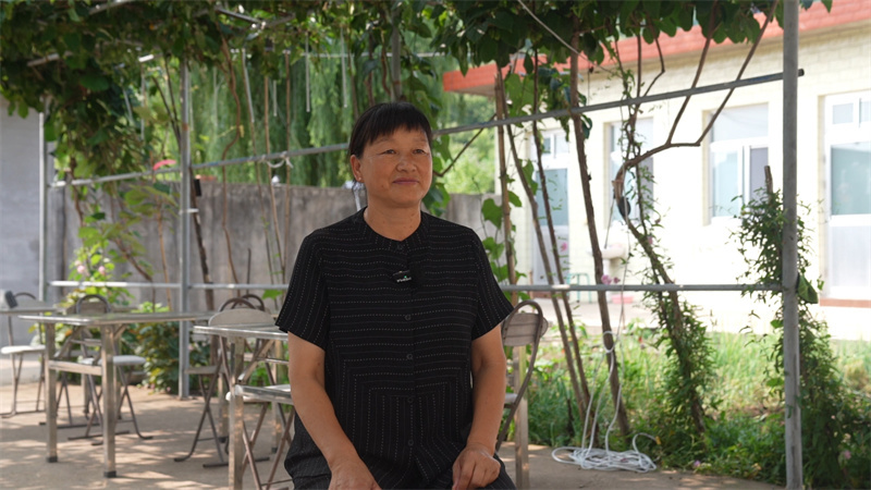 花厂峪村党支部书记赵凤鸣讲述老区人民的新生活。