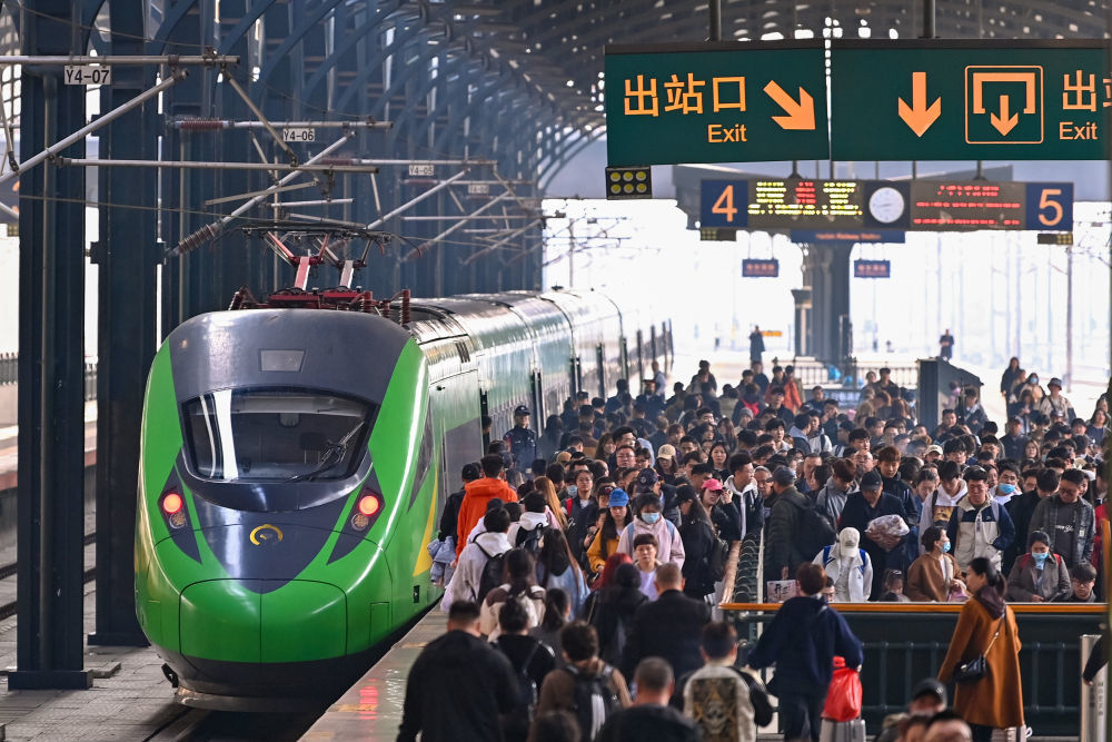 4月6日,旅客在哈尔滨站有序出站。新华社发(原勇摄)
