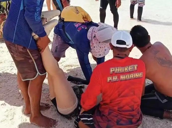 ▲钟女士妹妹在沙滩上抢救时的画面
