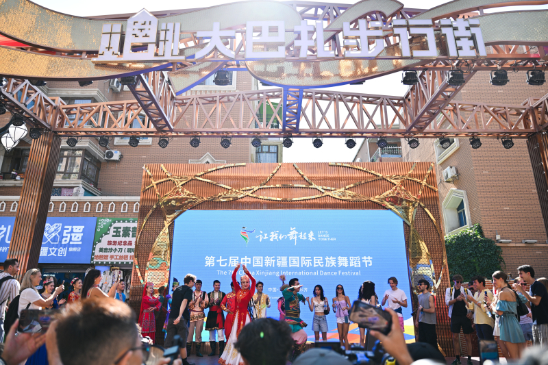7月22日,在乌鲁木齐新疆国际大巴扎,意大利米兰芭蕾舞团的演员与新疆民族舞蹈演员共舞。新华社记者 辛悦卫 摄