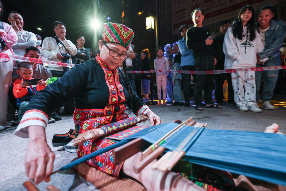 2025年3月30日,2025海南黎族苗族传统节日“三月三”主会场活动在海南五指山市举行。这是非遗传承人在活动现场表演织黎锦。新华社记者 张丽芸 摄