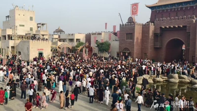 “五一”假期,和田约特干故城景区人流如织。 和田地区文化体育广播电视和旅游局供图
