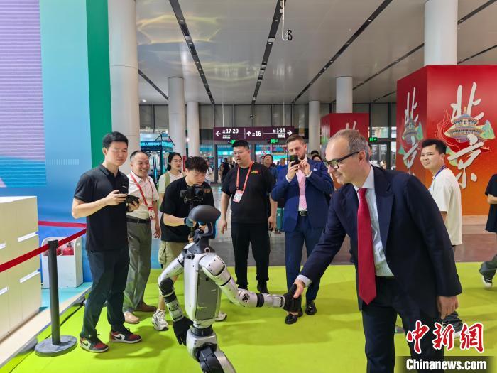 5月22日,广东深圳,第二十一届中国(深圳)国际文化产业博览交易会上展示多款机器人产品。 张璐 摄