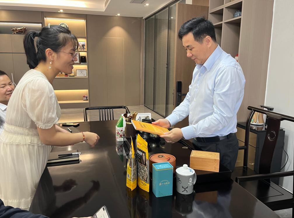 这是湖南省株洲市发改系统工作人员（左一）上门走访了解企业融资需求，介绍金融产品。（汤钢艳 摄）