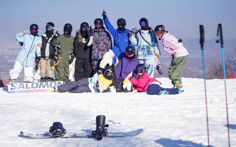 2025年11月22日，滑雪爱好者在吉林省吉林市中旅松花湖度假区合影留念。新华社记者 颜麟蕴 摄