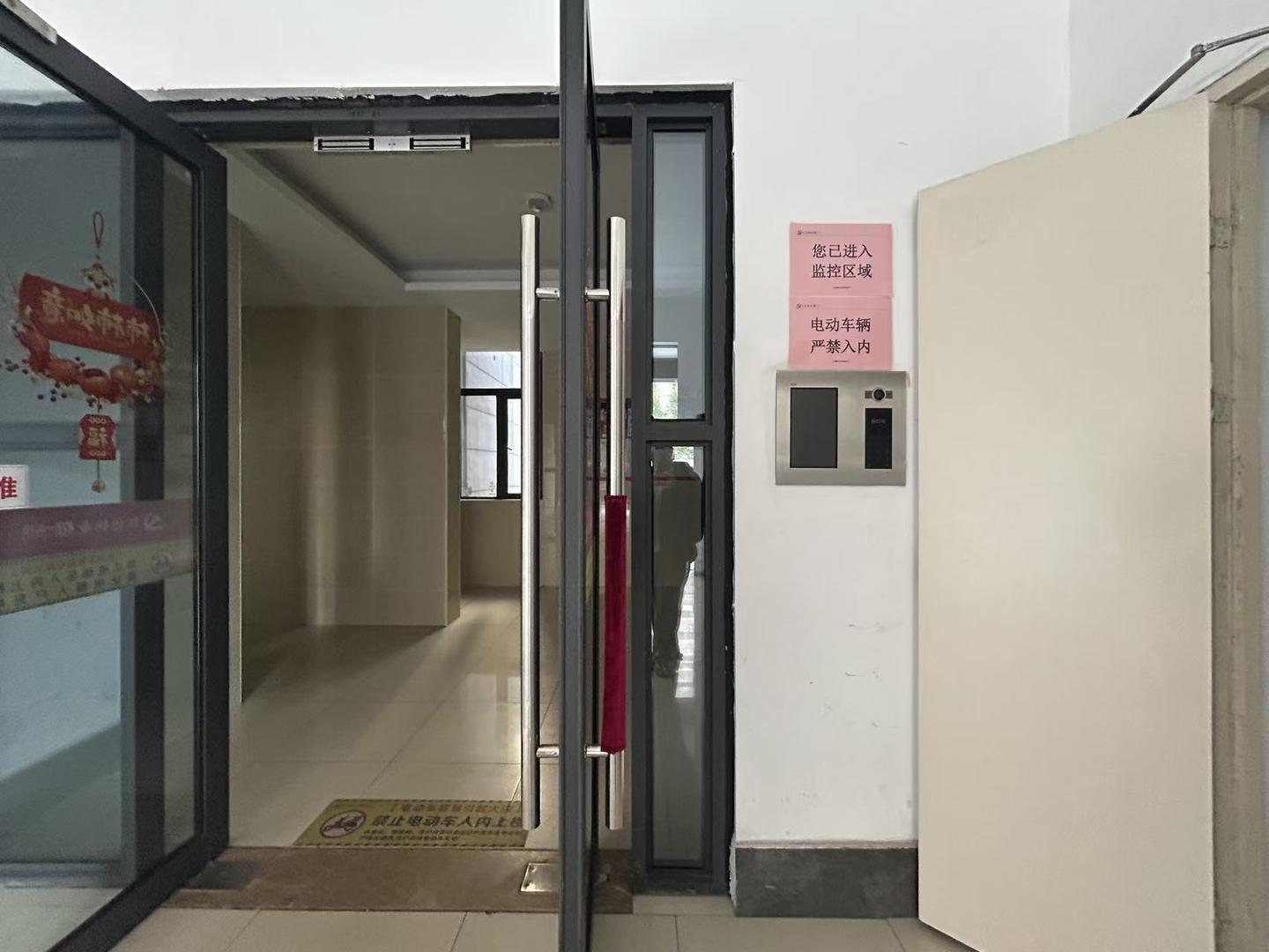 ▲入户大厅的玻璃门