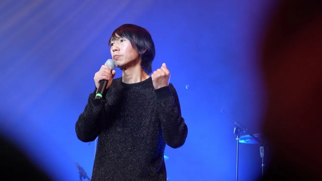 庞麦郎正在演出