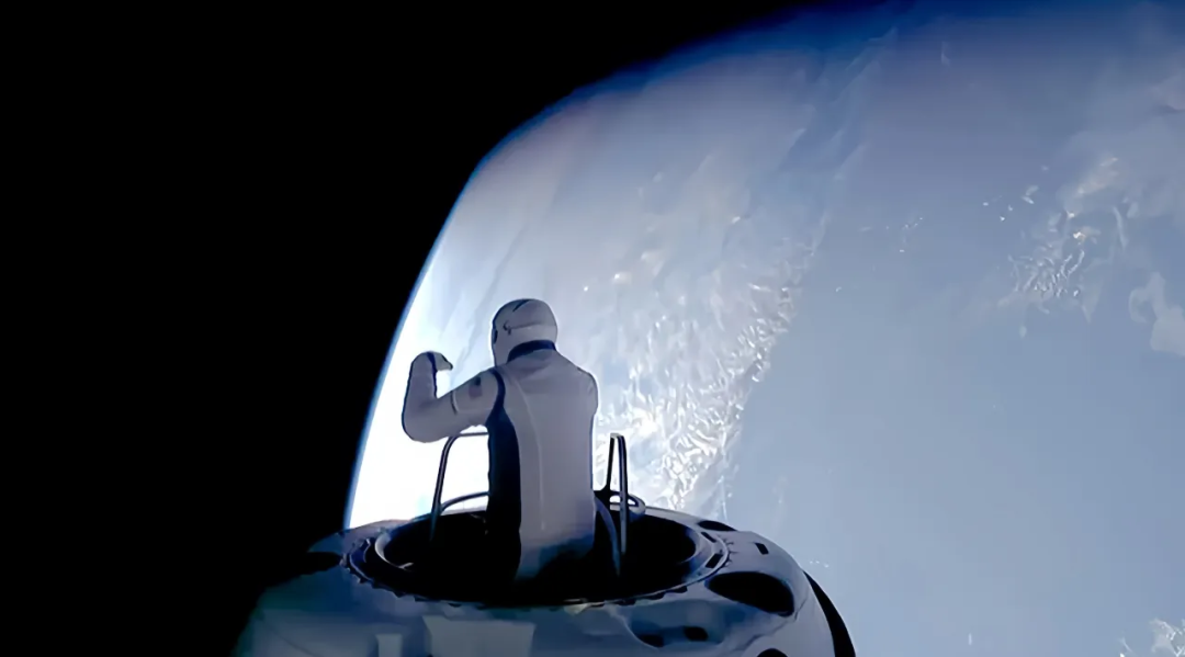 ·在太空中挥手的艾萨克曼。(SpaceX官网)