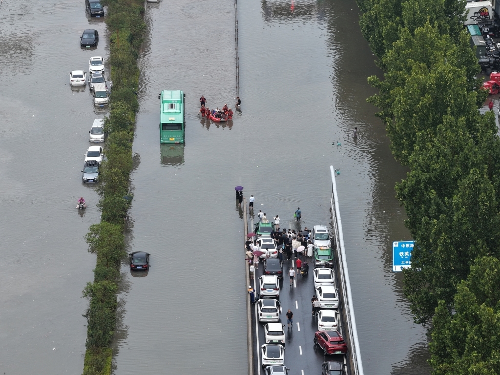 2025年8月7日，郑州遭遇暴雨天气，积水淹没京广路陇海路交叉口，不少人员车辆被困，救援工作正在进行中。视觉中国 图