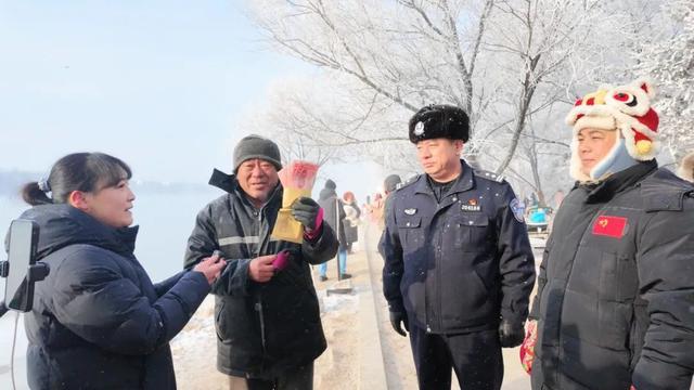 吉林市文旅局补偿热心大爷李忠武3700元。图/江城日报