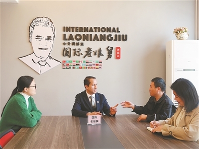 鸡鸣山社区“国际老娘舅”库玛尔(左二)在调解贸易纠纷。李爽爽摄