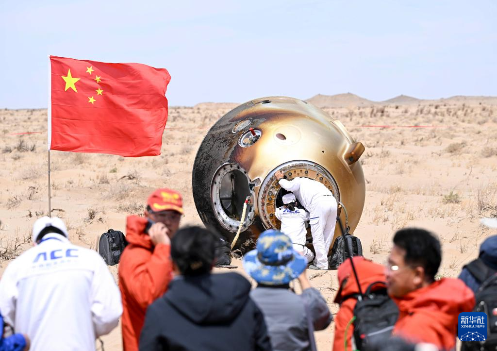 4月30日，神舟十九号载人飞船返回舱在东风着陆场成功着陆，航天员蔡旭哲、宋令东、王浩泽身体状态良好，神舟十九号载人飞行任务取得圆满成功。 新华社记者 贝赫 摄