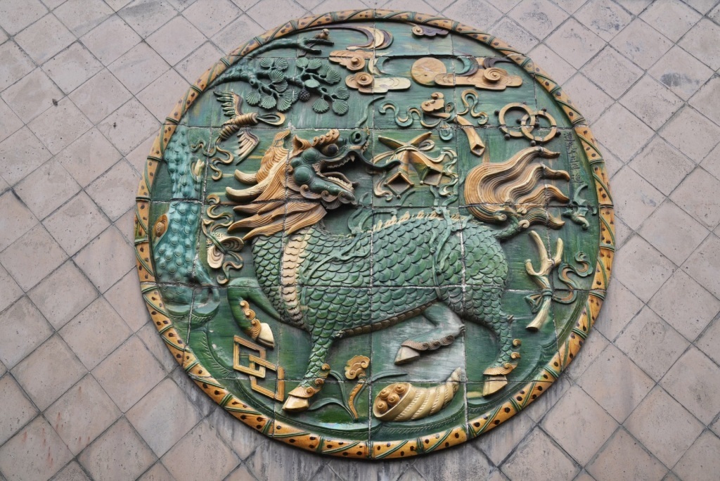 介休厚土庙一面墙壁上的琉璃装饰。 澎湃新闻记者 王珏玮 图