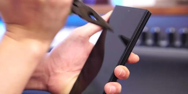 三星Galaxy Z Fold7折叠手机真机曝光:最薄处4.7/10.1毫米