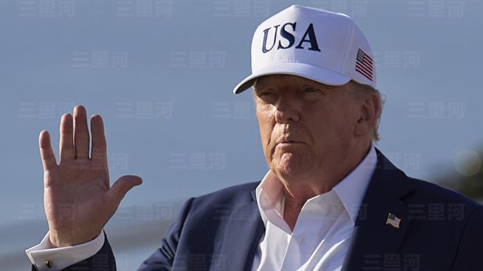 当地时间2025年7月6日，美国总统特朗普向媒体挥手致意。图/视觉中国