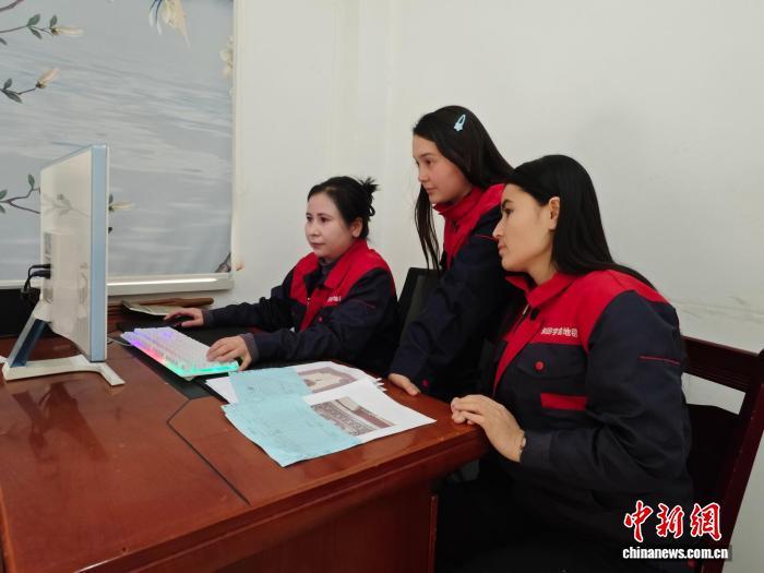 阿尔孜古丽和团队一起参与地毯的创新传承。闫兆霞 摄