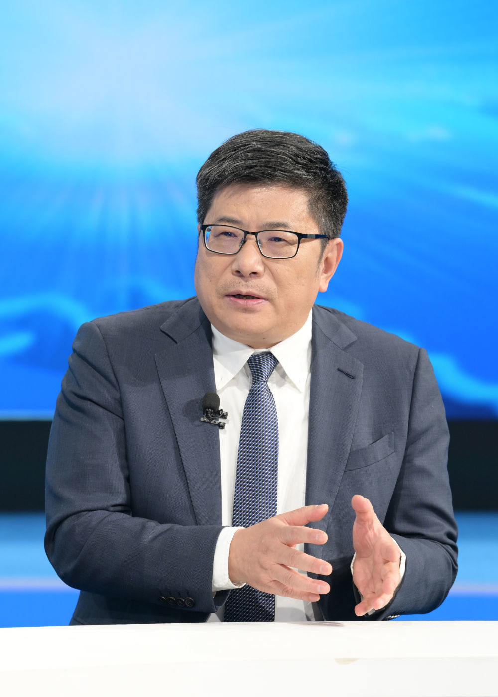 中国旅游研究院院长戴斌在第十二期“中国经济圆桌会”录制现场交流发言。新华社记者 李贺 摄