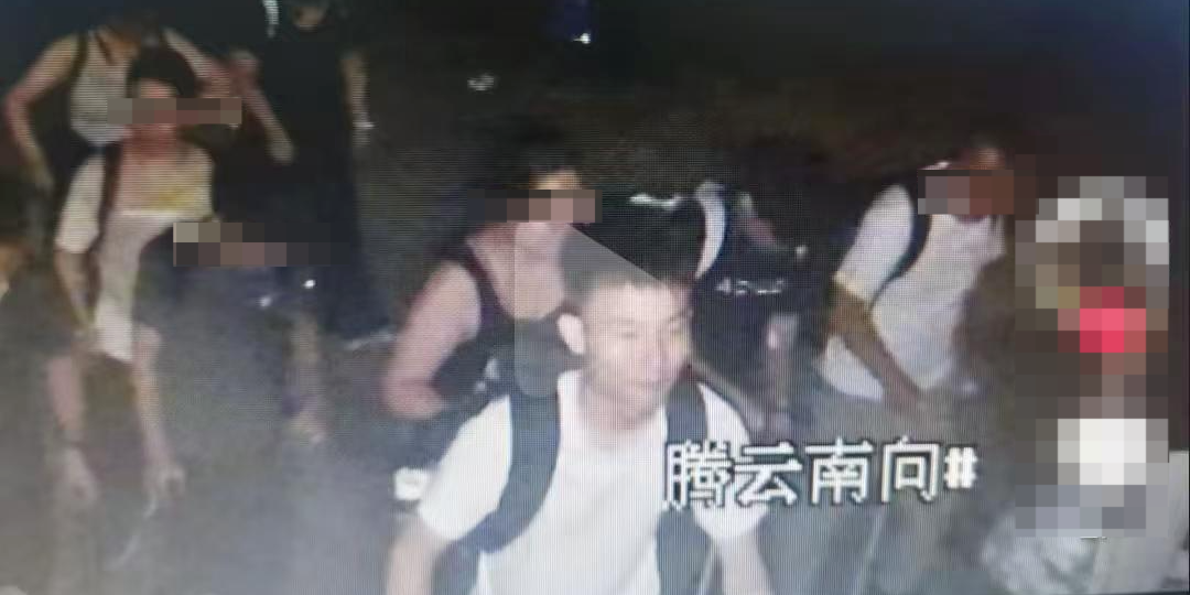 ▲监控拍到的李小龙上山画面