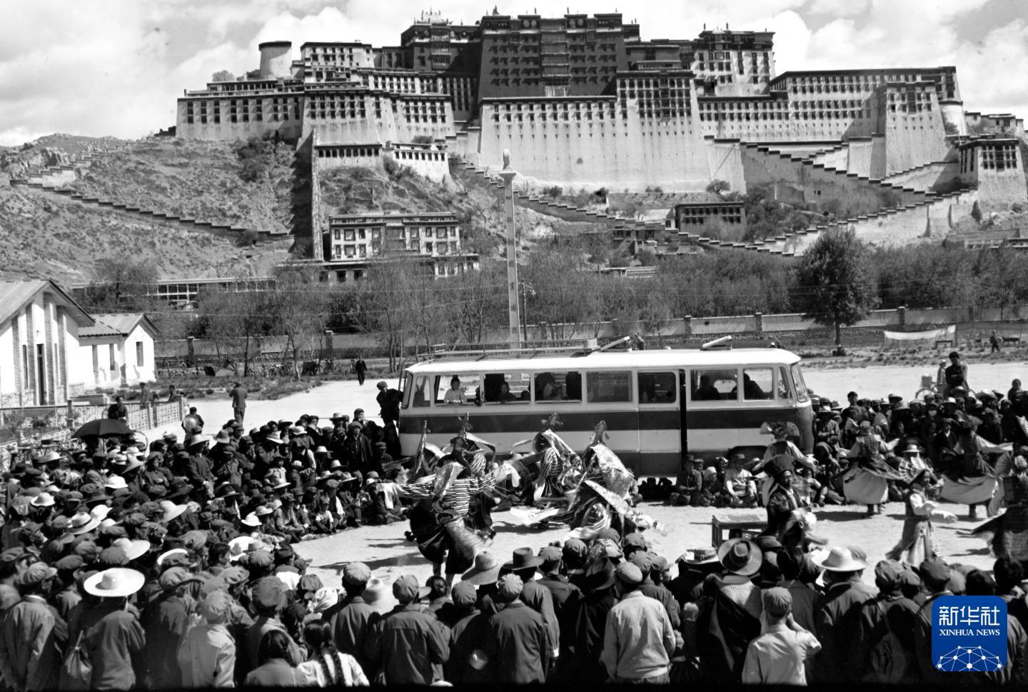 1981年5月23日,西藏自治区各族人民热烈庆祝西藏和平解放30周年,在拉萨隆重举行文艺演出。这是业余藏戏队在劳动人民文化宫广场演出古老藏戏《卓娃桑姆》的场面。