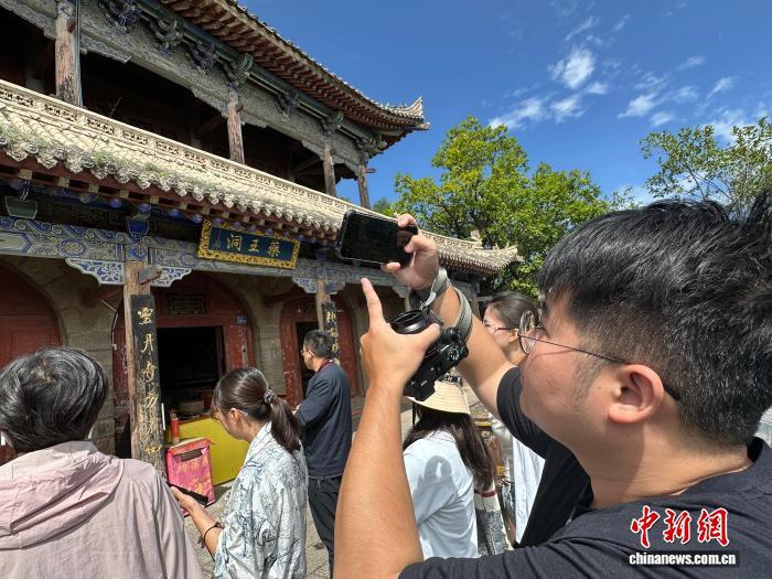 图为台青们参观崆峒山上的药王洞 王牧雨 摄