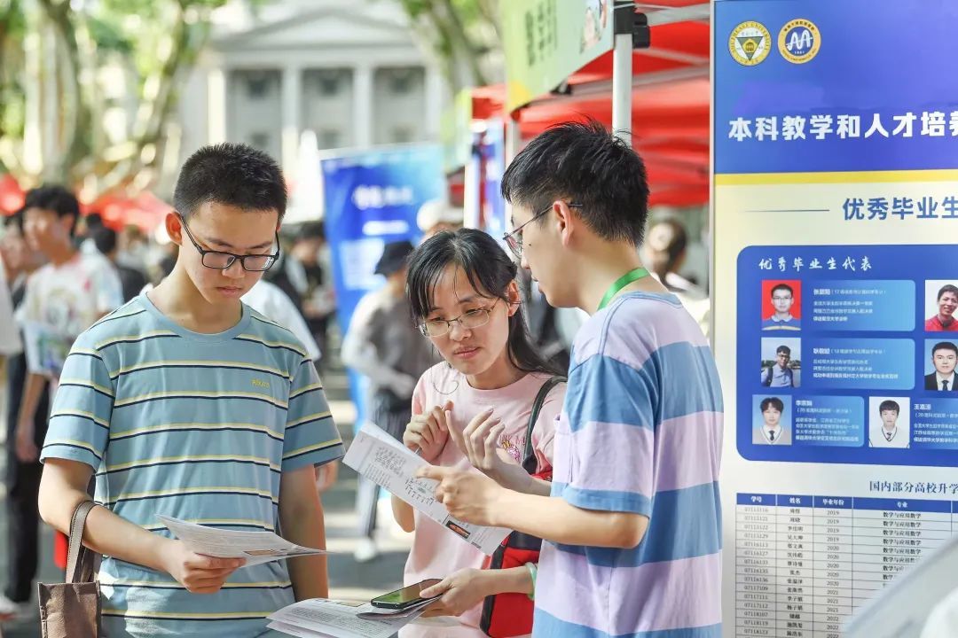 ▲南京某大学校园开放日暨大型高招咨询会(图/CFP)