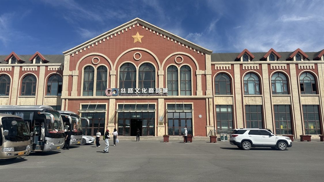 出入境游客可在巴克图口岸旁的丝路文化商品城买到十几个国家的特色产品。广西日报-广西云记者孙璐 摄
