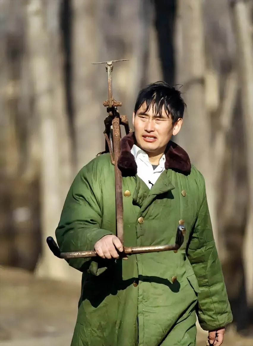 大衣哥朱之文回应热度下降:现在也没人踹门了,不愁吃穿,比以前干建筑打工要强