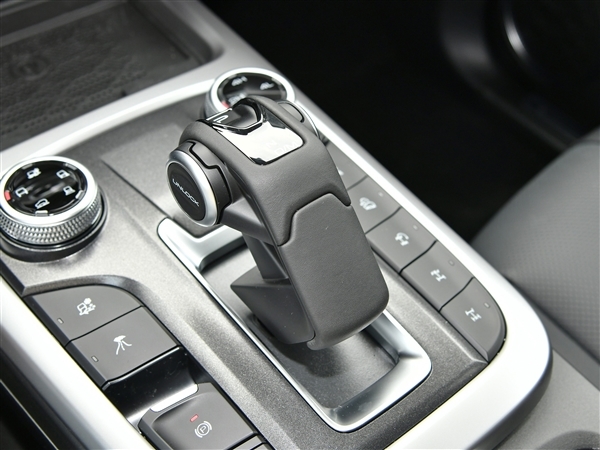 国产硬派网红越野车 全新坦克300实车曝光:备受好评的档杆被砍