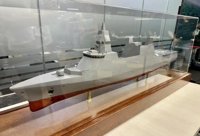 “胜利”级多用途战斗舰模型,实际上属于扩展用途的大型护卫舰或驱逐舰。