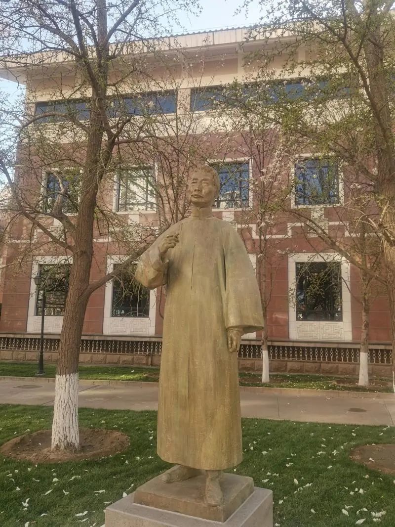 今年3月底,李象群在中国现代文学馆建馆四十周年时捐赠的鲁迅塑像,就有他身着长衫手握香烟的艺术形象