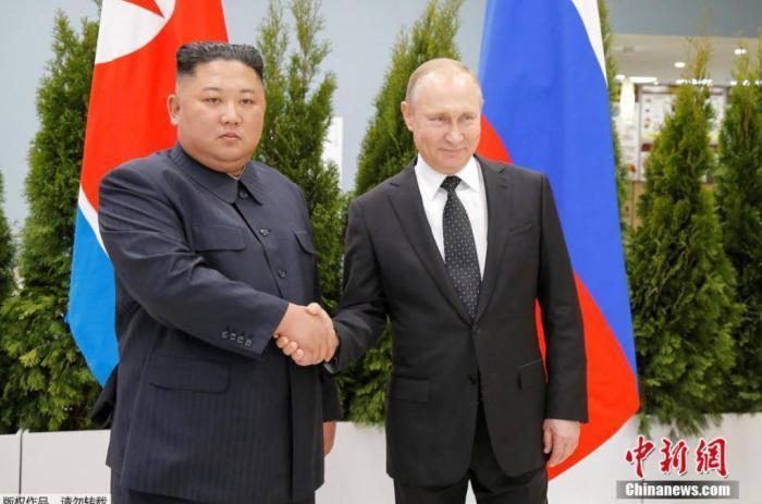 资料图:金正恩与普京。