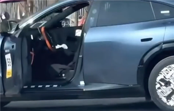 小米YU7最新实车照曝光:无框车门已开可见内饰