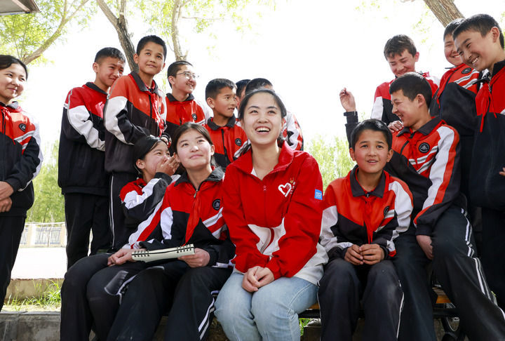 在新疆阿图什市哈拉峻乡谢依特小学，支教教师高淑贤和学生们在一起（2025年4月23日摄）。新华社记者 王菲 摄
