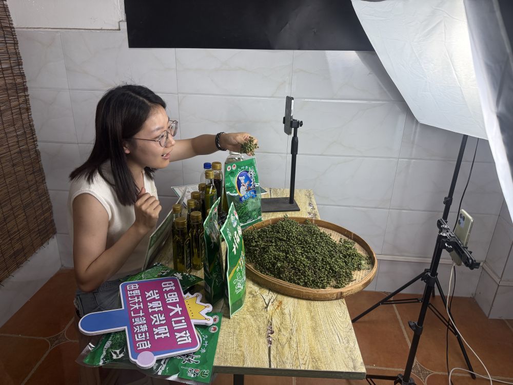 工作人员正在直播销售丰源花椒有限公司的花椒产品。新华社记者 李晓婷 摄